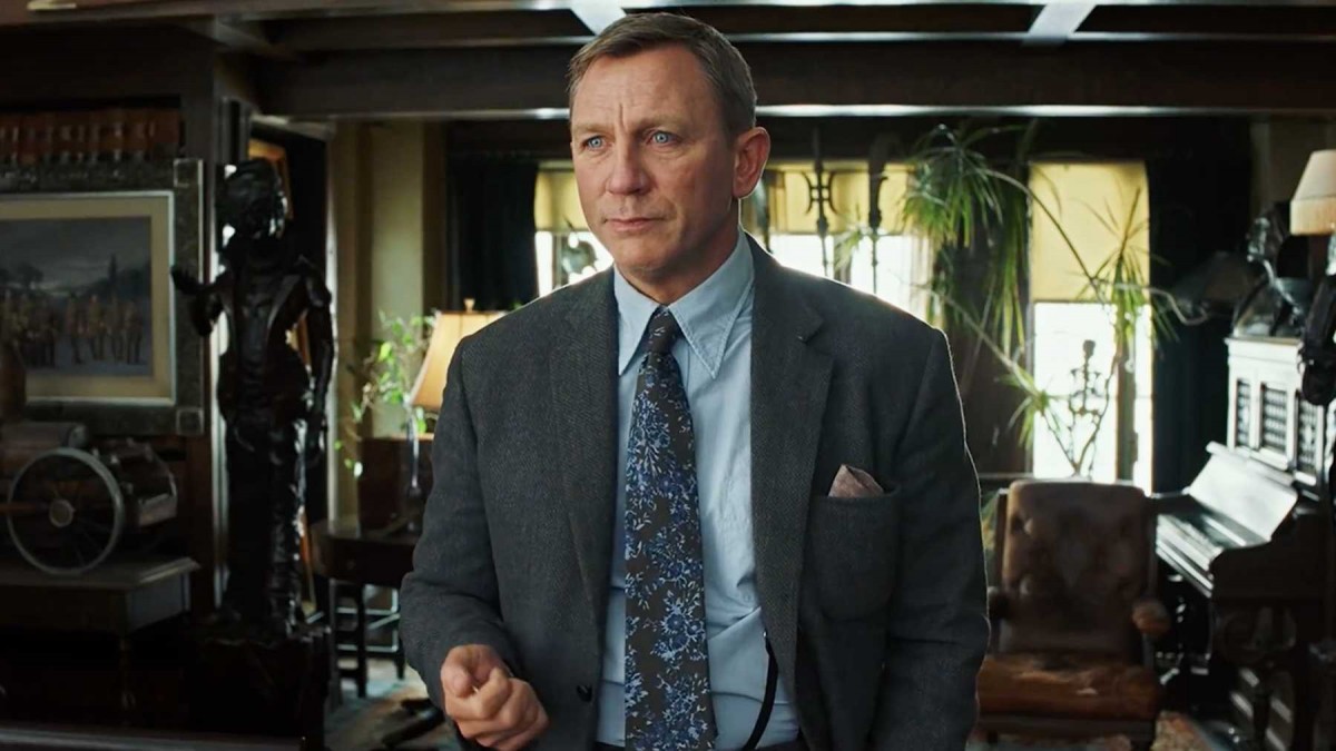 Daniel Craig mengenakan setelan jas di salah satu adegan film Knives Out